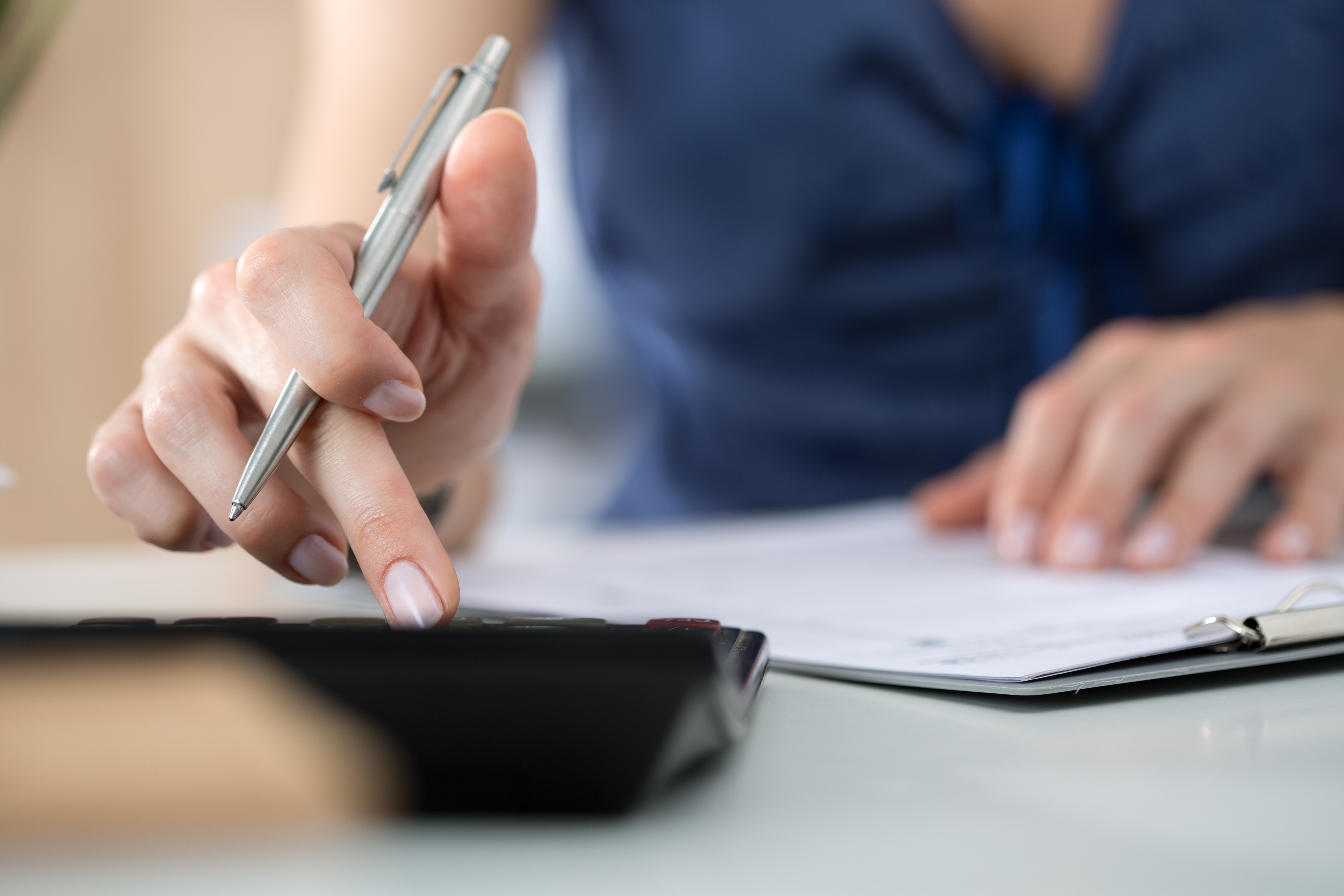 lady typing in calculator to find the value of call tracking